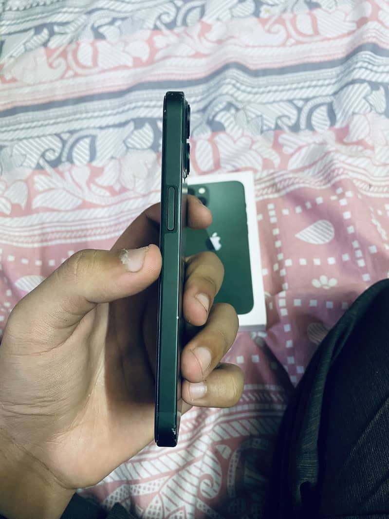 Apple iPhone 13 2
