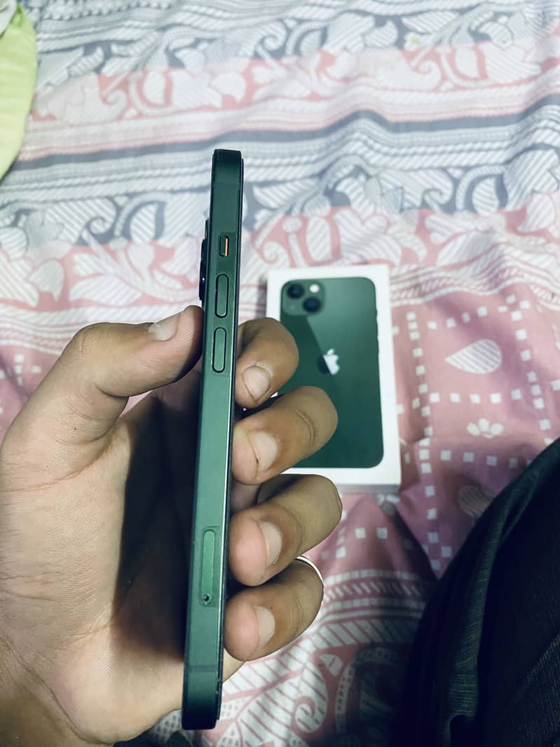 Apple iPhone 13 4