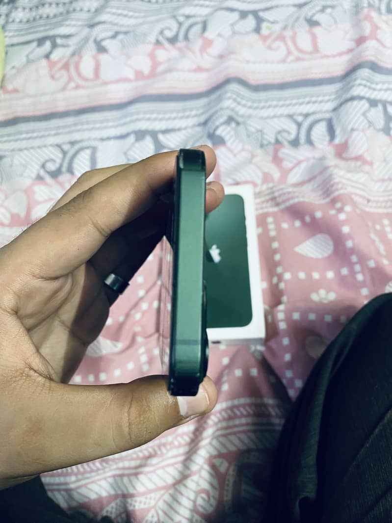 Apple iPhone 13 5