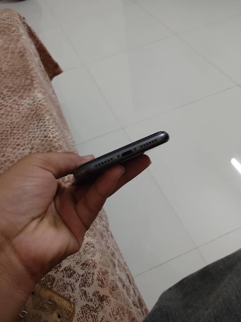 Apple iPhone 11 4