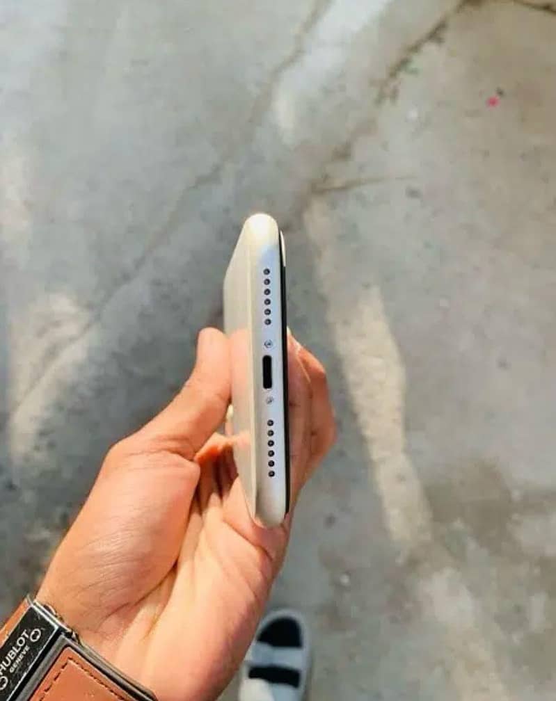 Apple iPhone 11 4