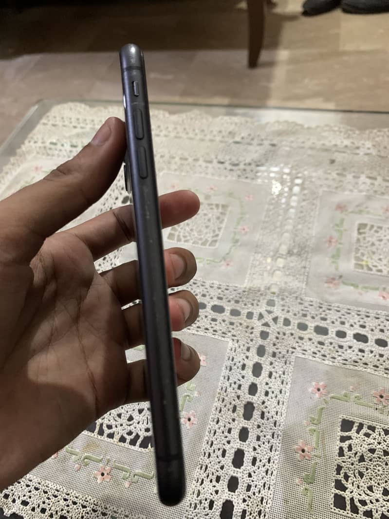 Apple iPhone 11 4