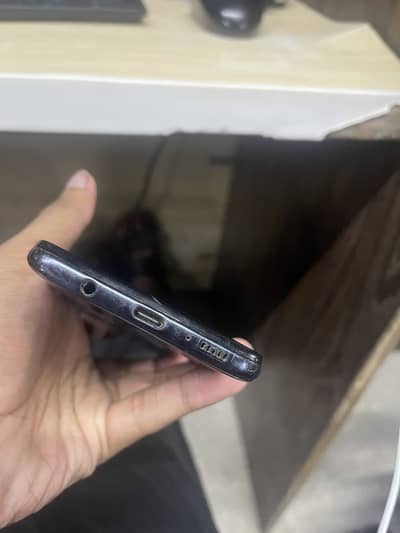 Samsung Mobile a51 6/128 use me all ok hai exchange b ho jaye g
