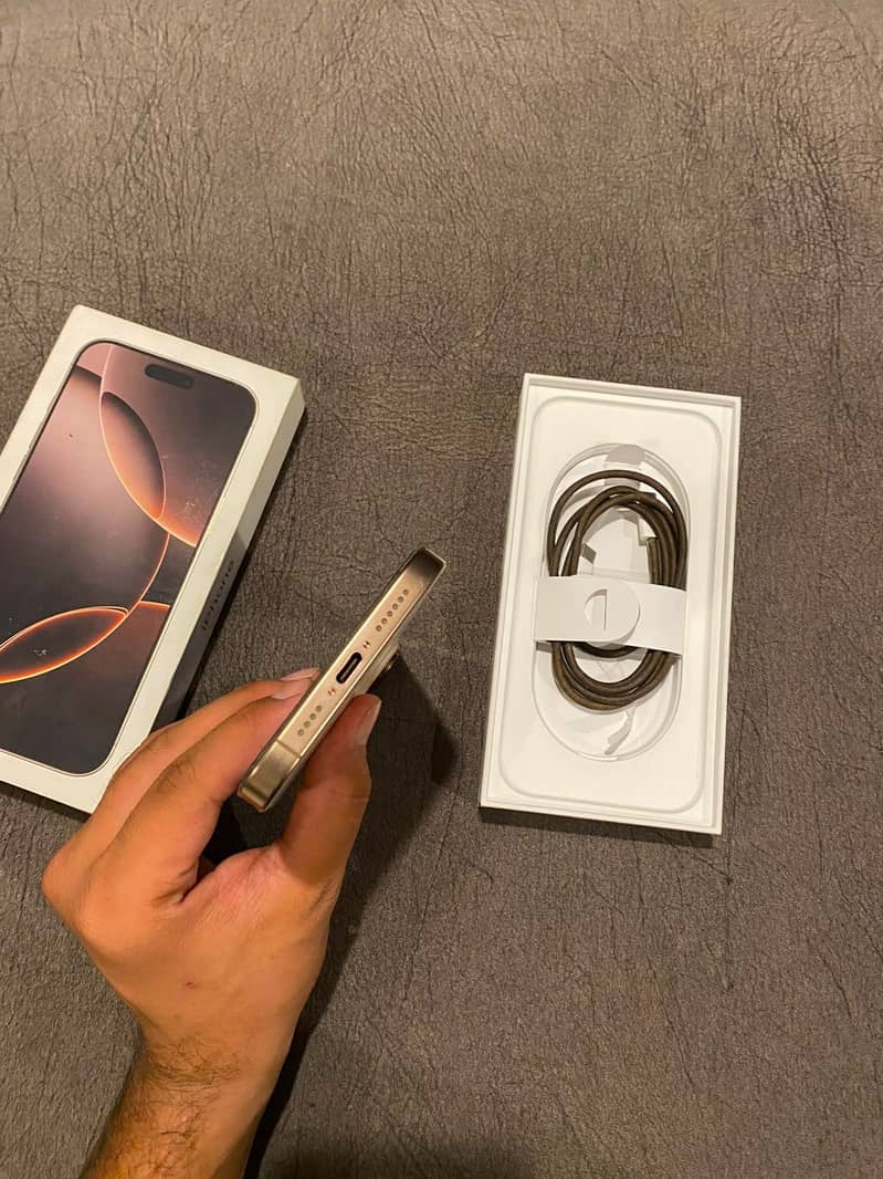 Apple iPhone 16 Pro Max 2