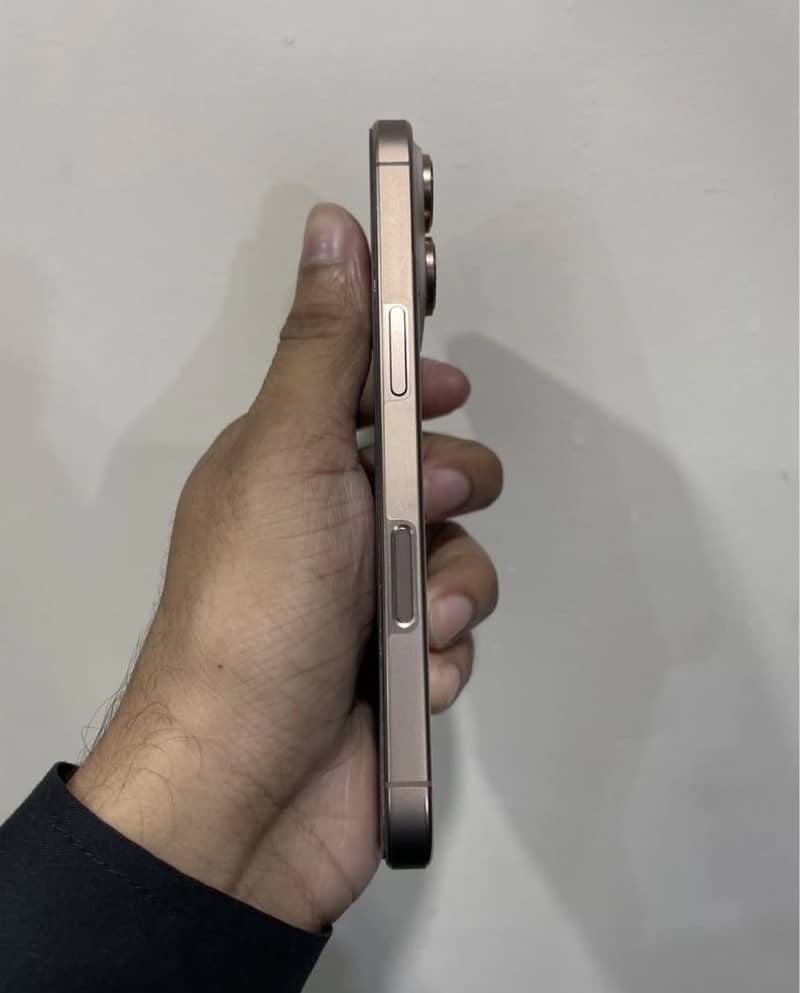 Apple iPhone 16 Pro 1