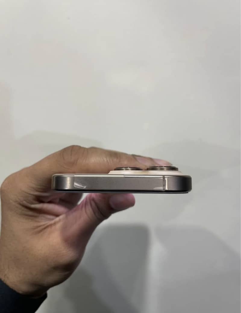 Apple iPhone 16 Pro 2