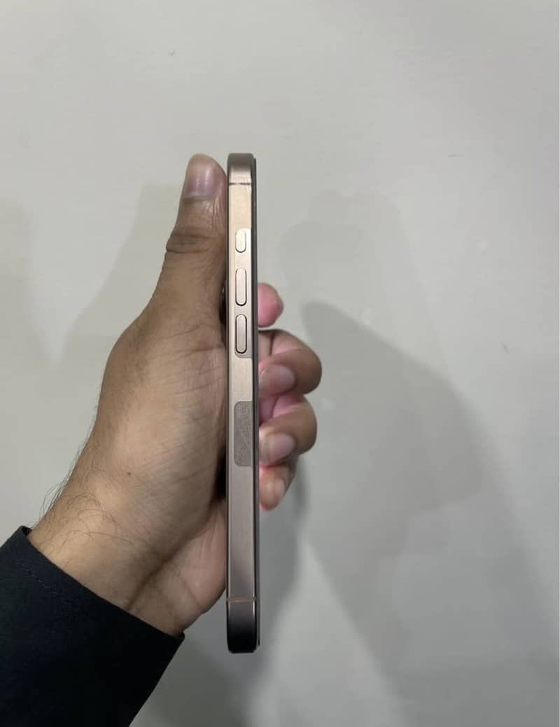 Apple iPhone 16 Pro 3