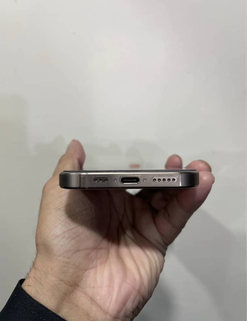 Apple iPhone 16 Pro 4