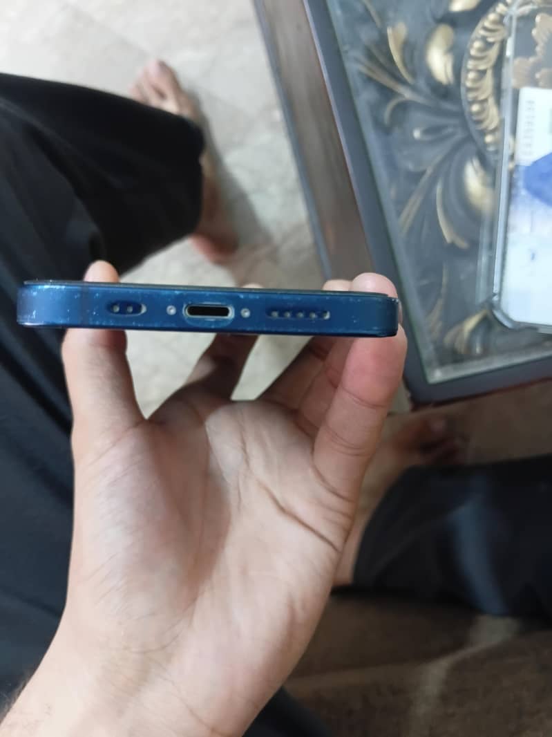 Apple iPhone 12 4