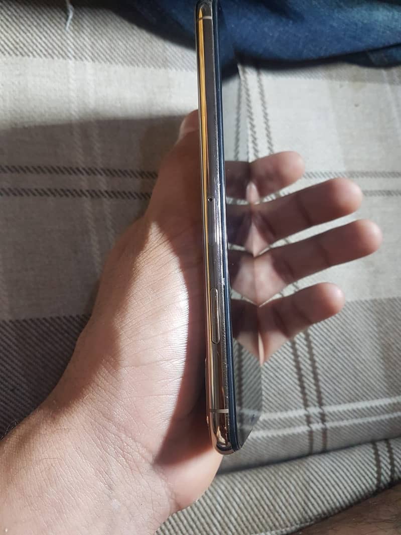 Apple iPhone XS Max 9