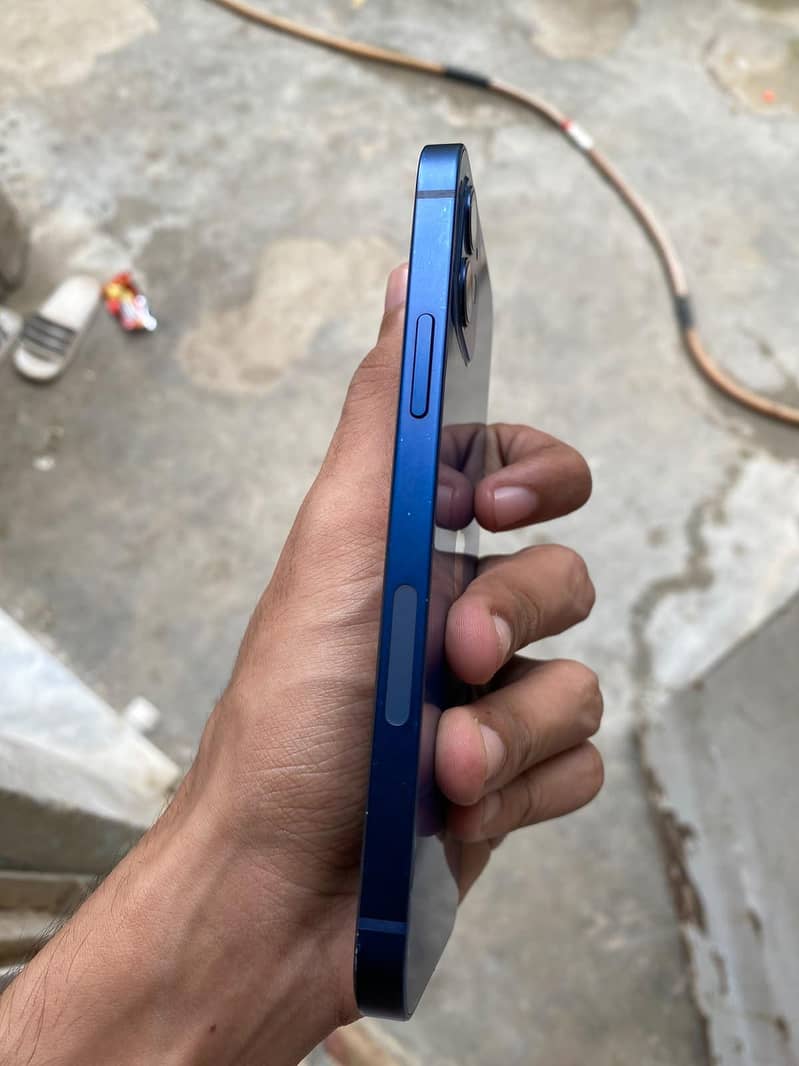 Apple iPhone 12 4