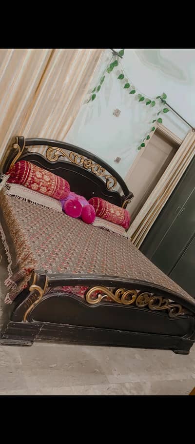king Bed and Dressing table