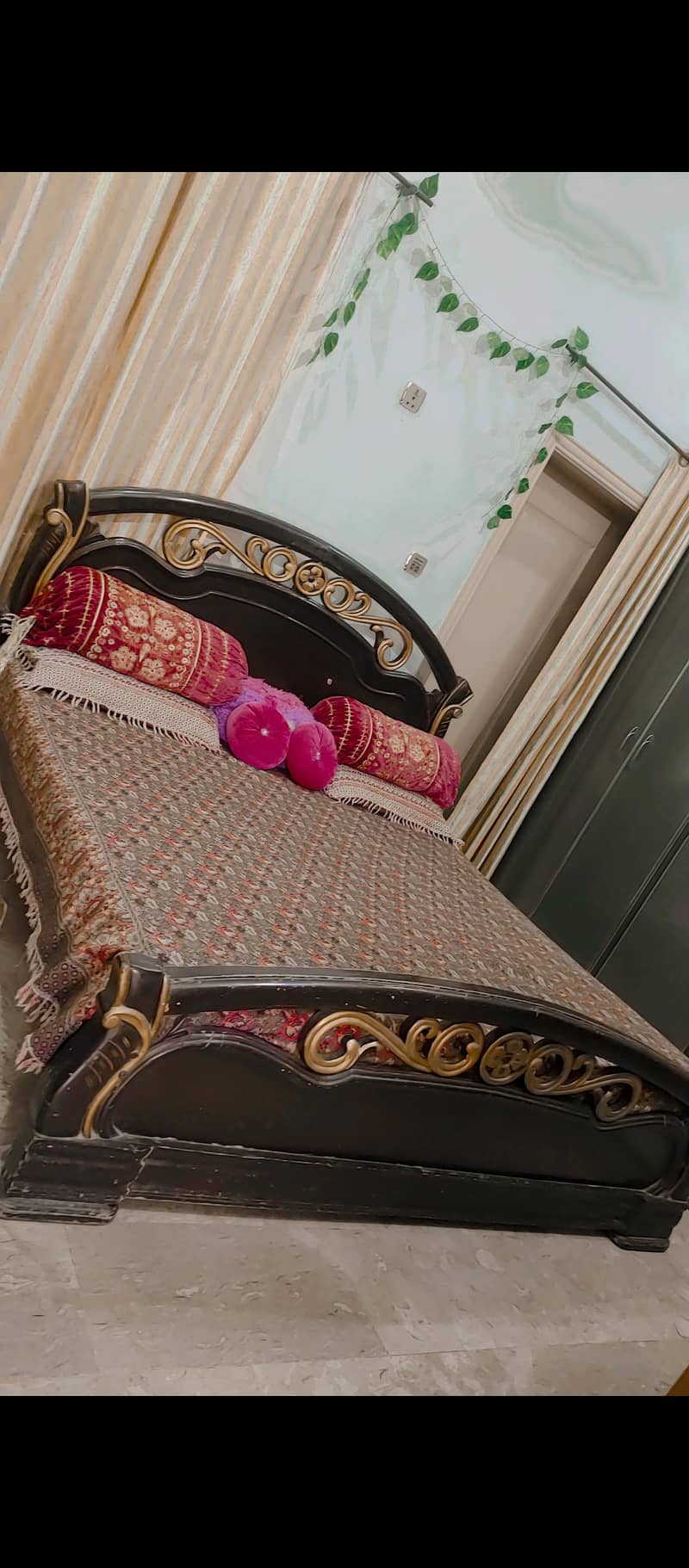 king Bed and Dressing table 0