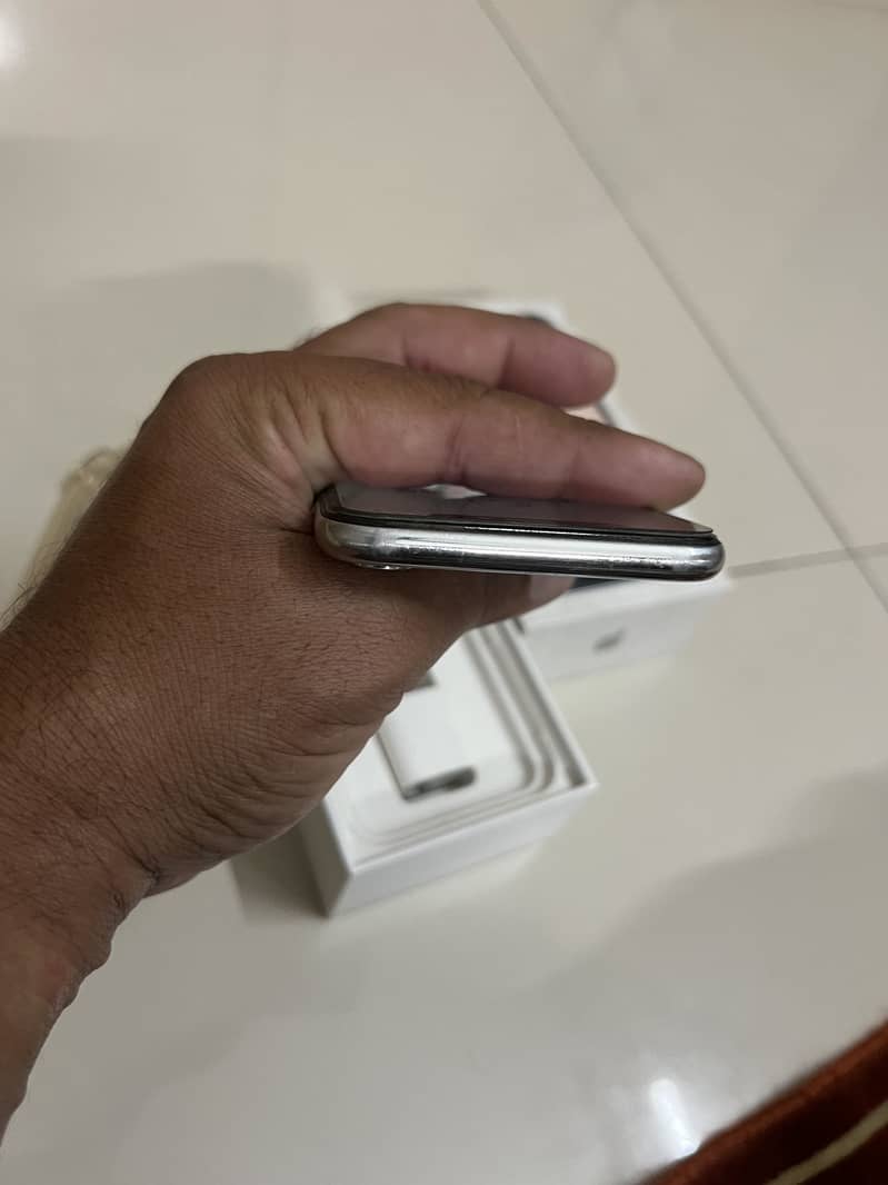 Apple iPhone X 4