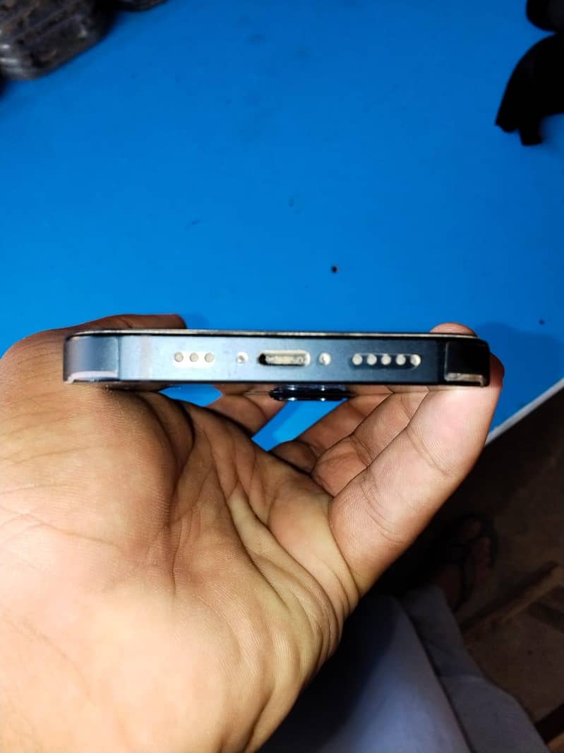 Apple iPhone 13 2