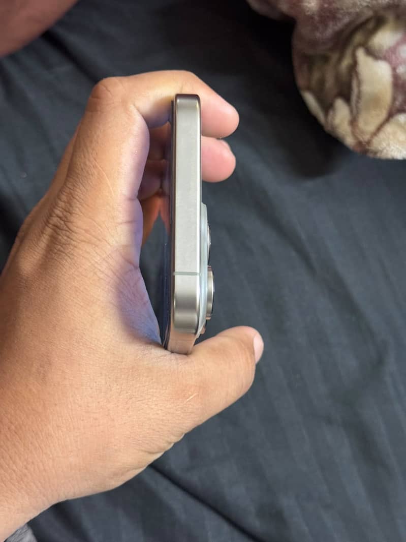 iPhone 16 Pro Max 4