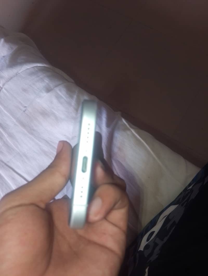 Apple iPhone 16 3