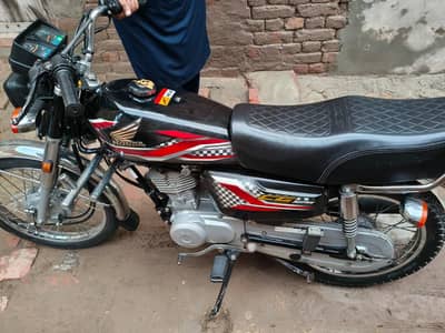 I am selling my lush Honda 125 black 