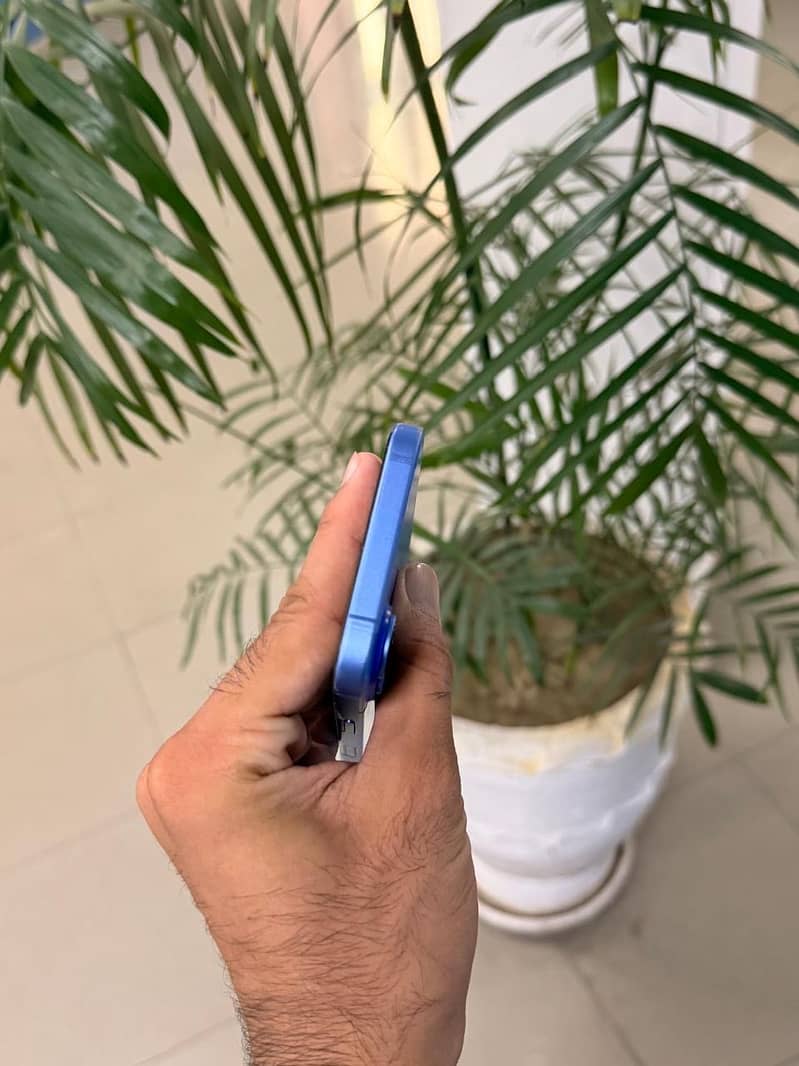 Apple iPhone 16 3