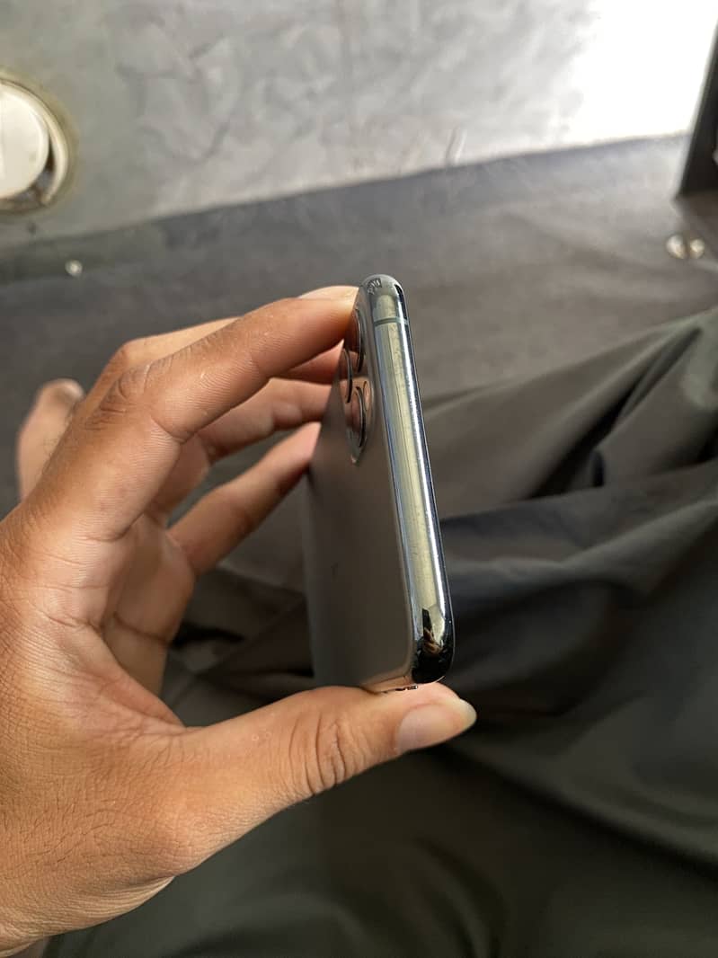 Apple iPhone 11 Pro Max 4