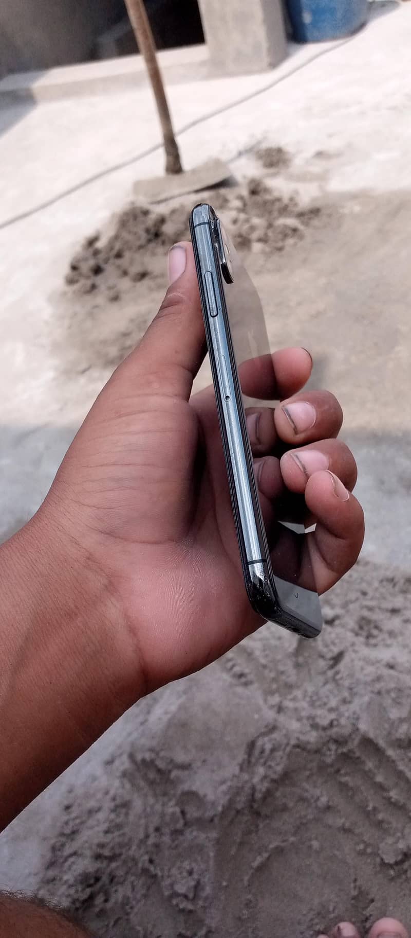 Apple iPhone X 4