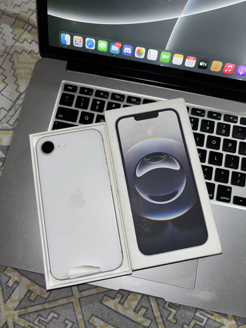 Apple iPhone 16e 1