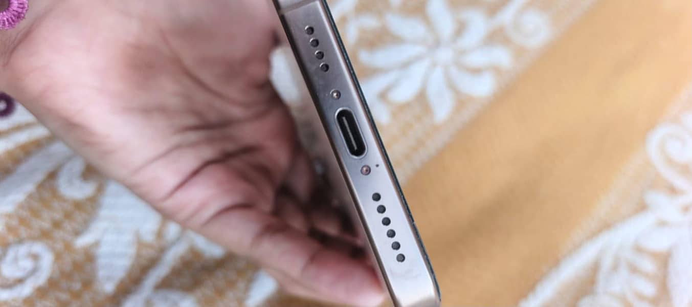 Apple iPhone 16 Pro Max 1