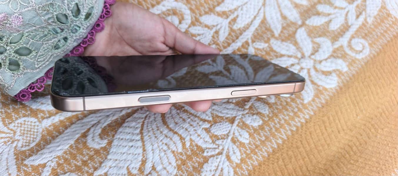 Apple iPhone 16 Pro Max 2