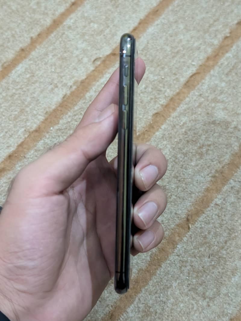 Apple iPhone XS 3