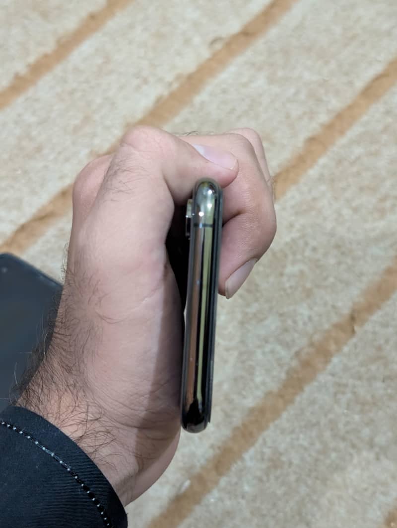 Apple iPhone XS 4