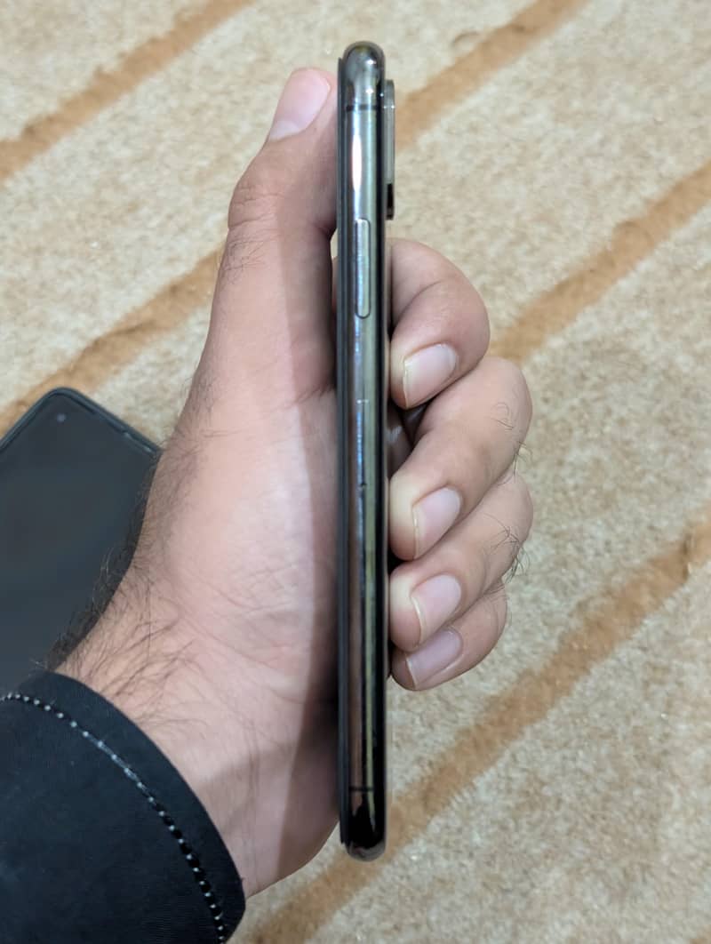 Apple iPhone XS 5