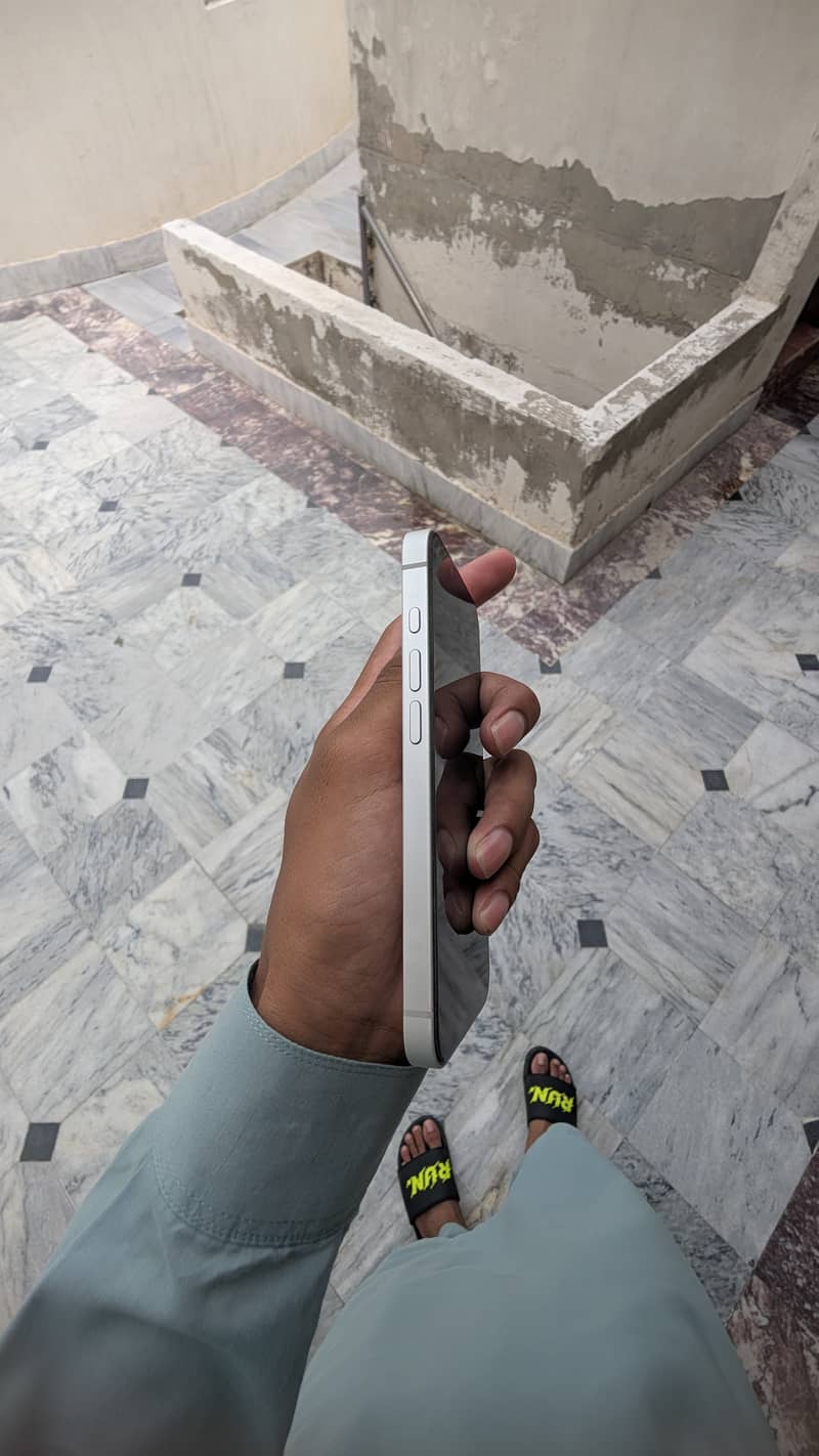 Apple iPhone 16e 1
