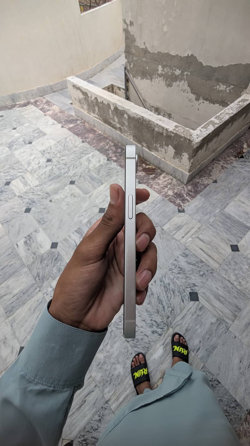 Apple iPhone 16e 2