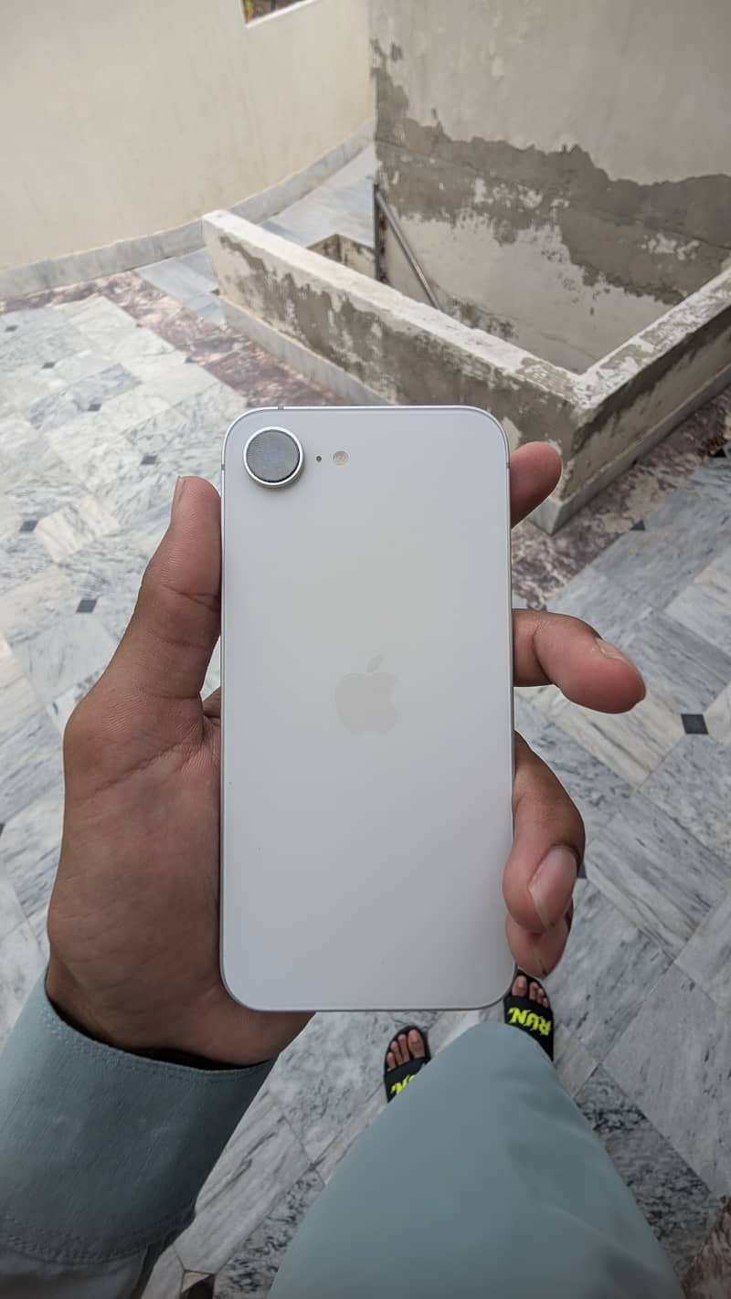 Apple iPhone 16e 3