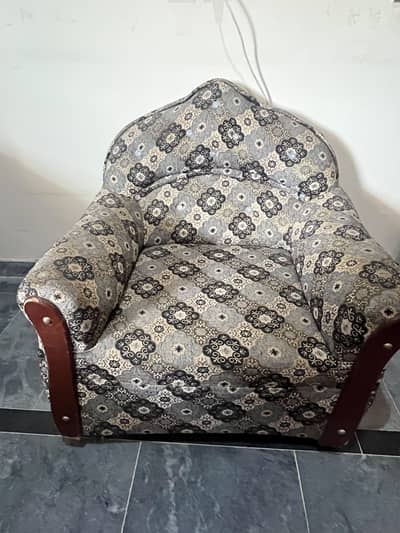 Beautiful 5 Seater Sofa Set for Sale - Good Condition