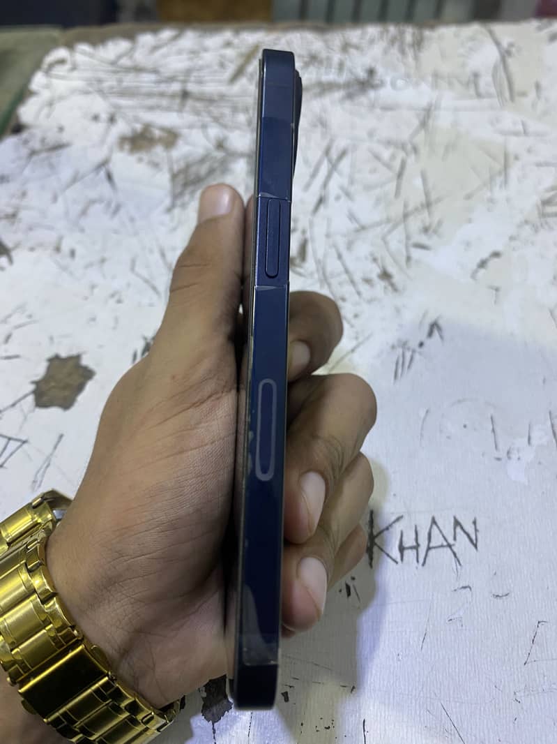 Apple iPhone 13 8