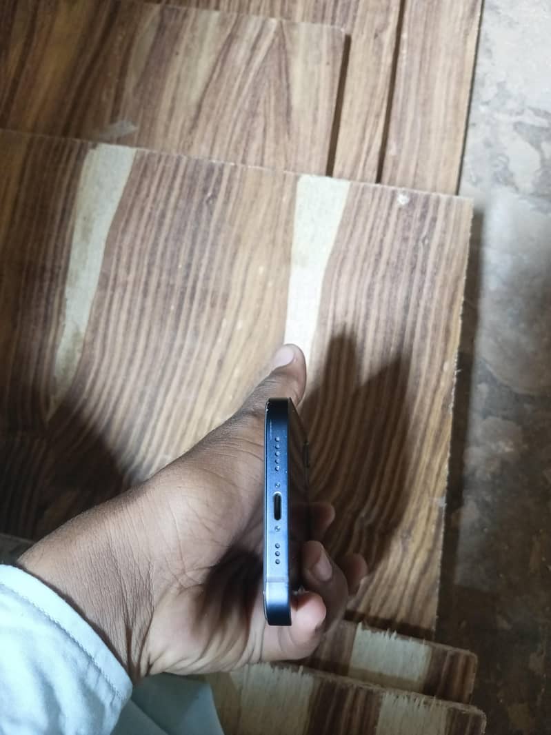Apple iPhone 12 4