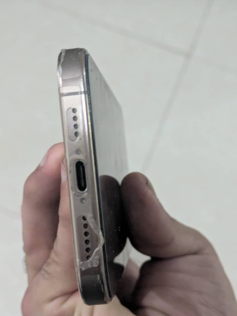 Apple iPhone 16 Pro Max 0