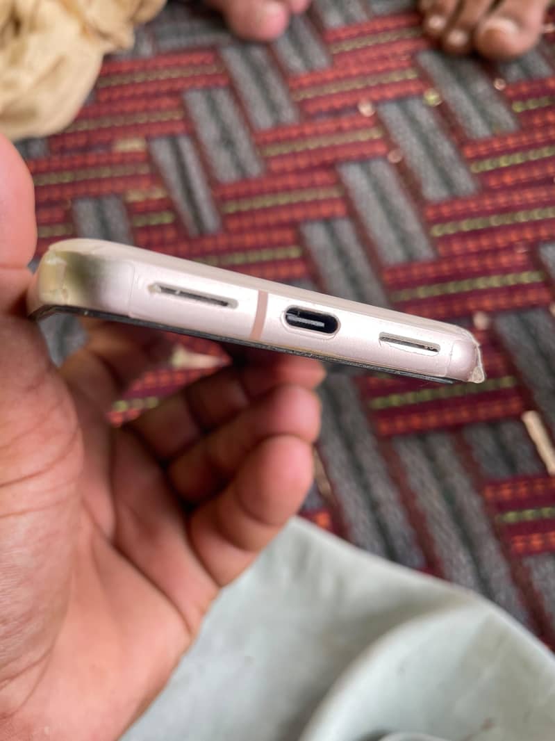 Google Pixel 8 4