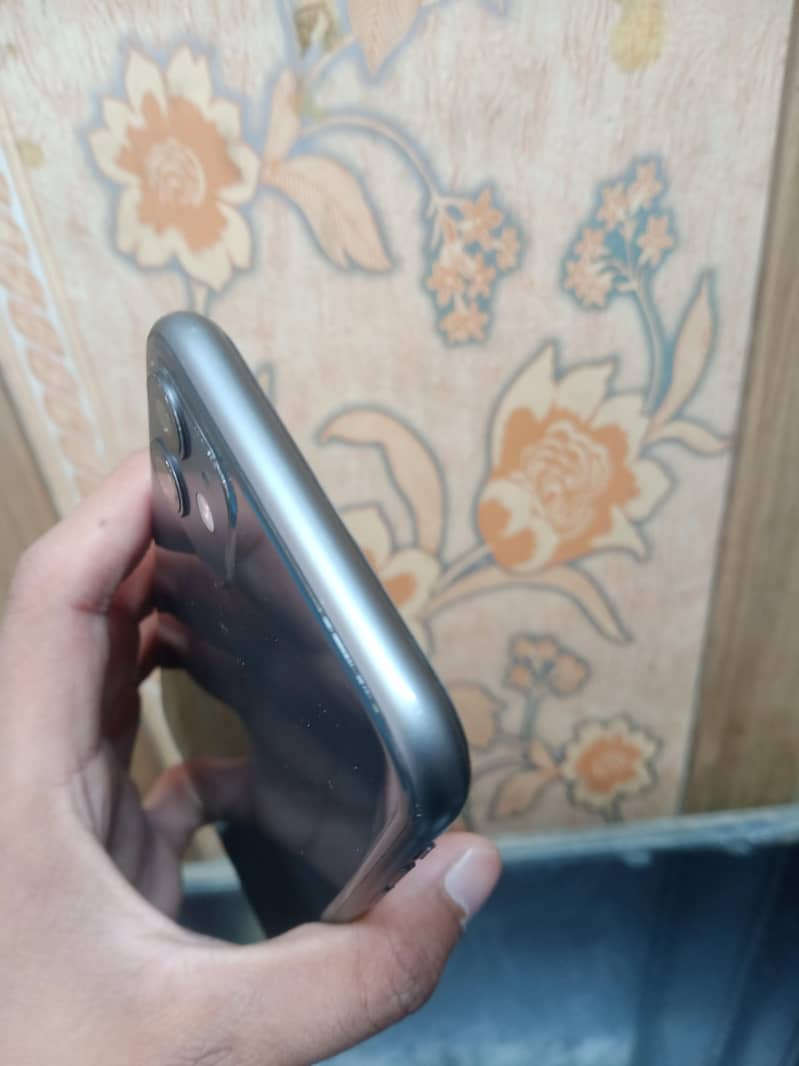 Apple iPhone 11 4