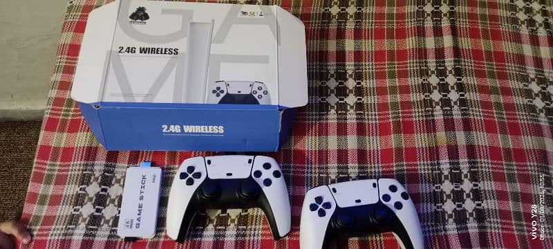 Video game with 2 wireless controller 0