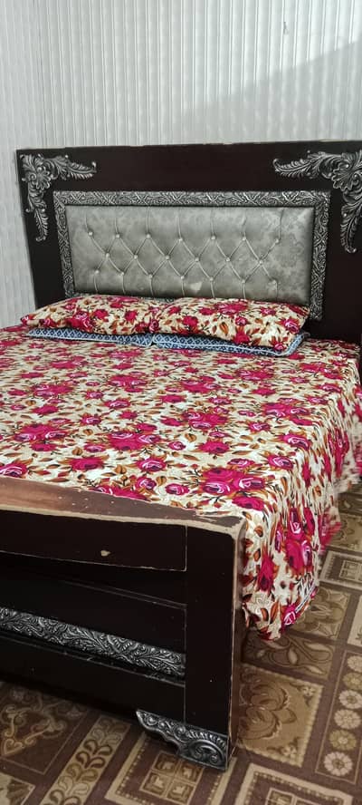 bed wid side tables & dressing table free