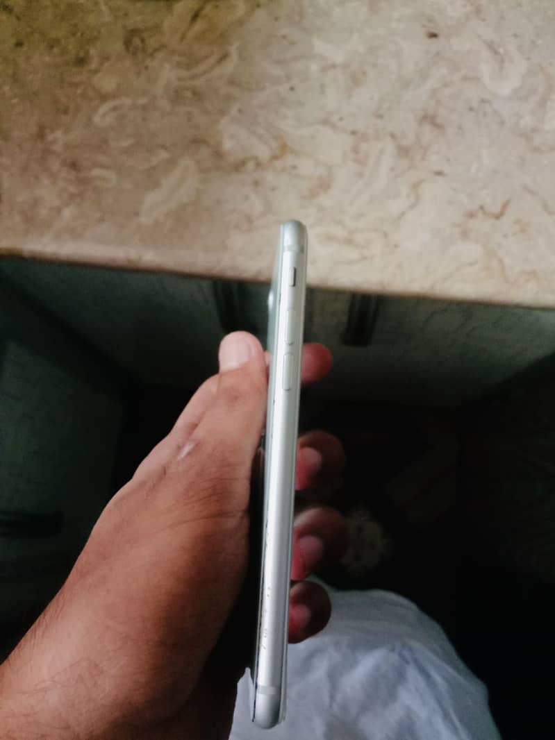 IPHONE | 8 4