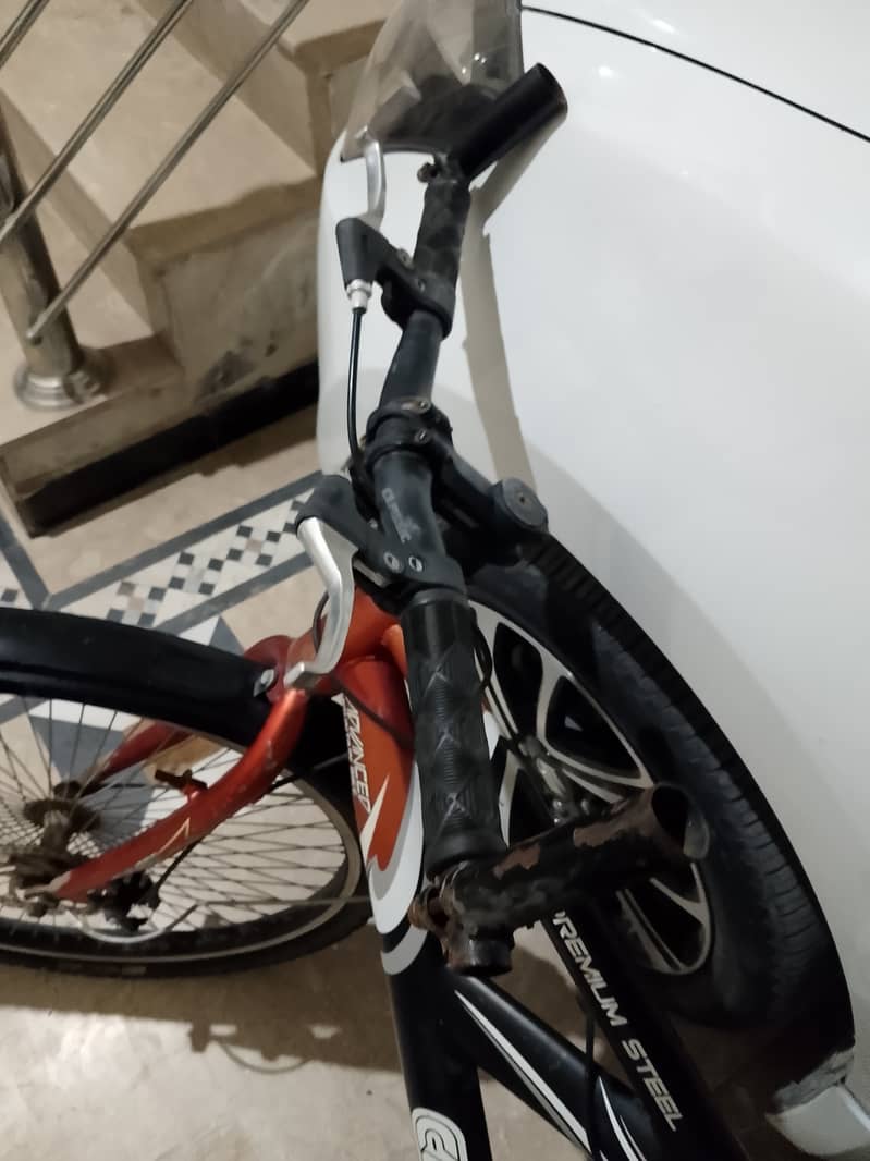 استعمال شدہ سائیکل جو نواجوان عمر کے بچوں کے لیے ہے اس کا پچھلا ٹائر 3