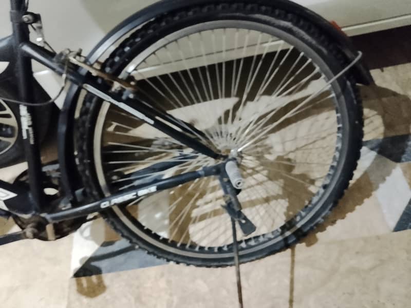 استعمال شدہ سائیکل جو نواجوان عمر کے بچوں کے لیے ہے اس کا پچھلا ٹائر 6