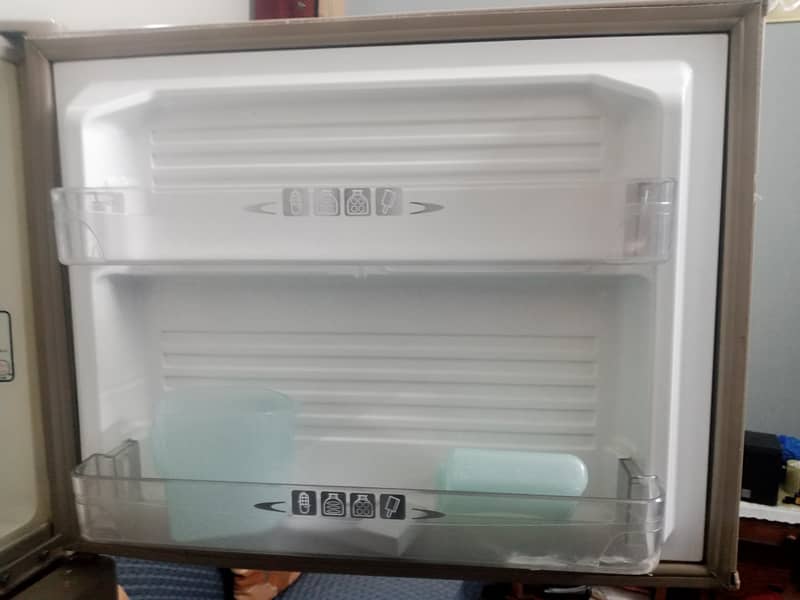 DAWLANCE FRIDGE 4