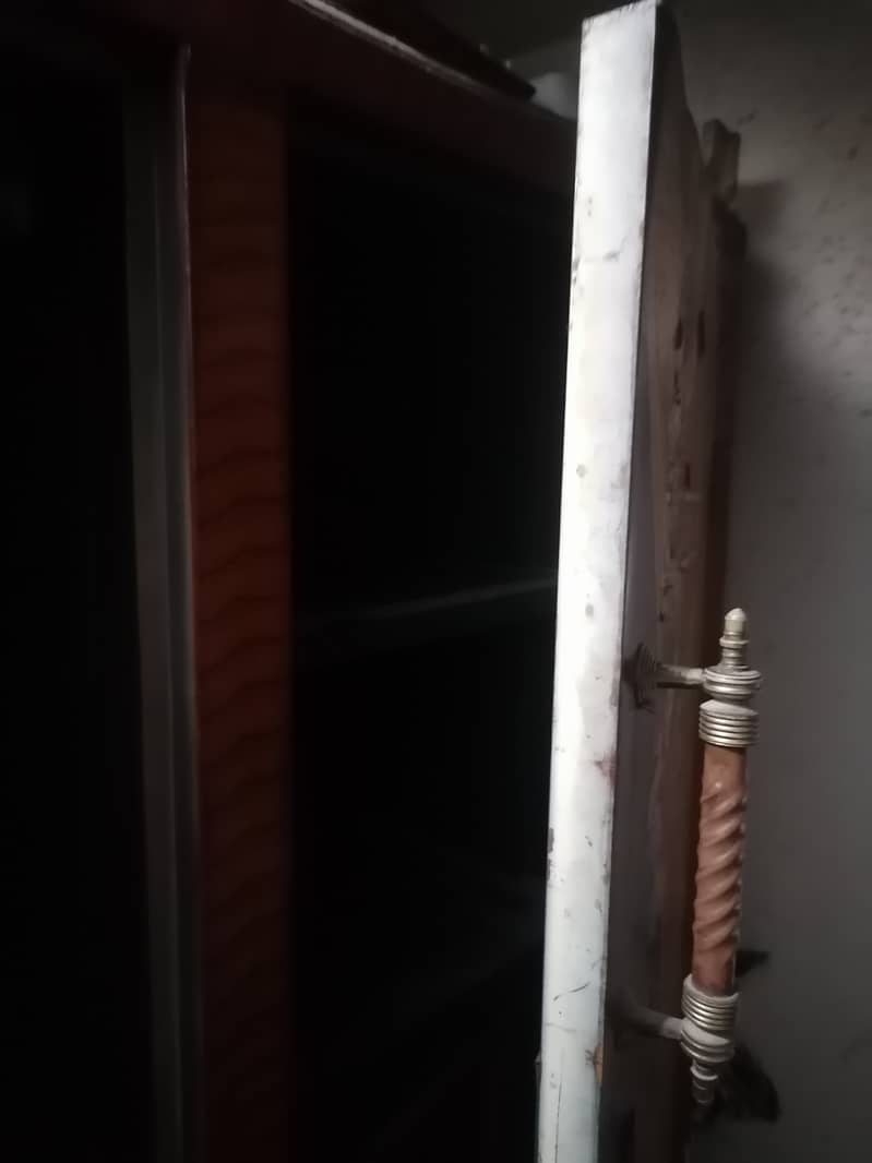 Almari 12