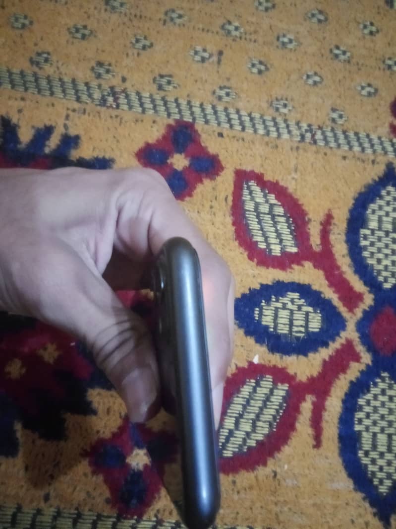 Apple iPhone 11 4
