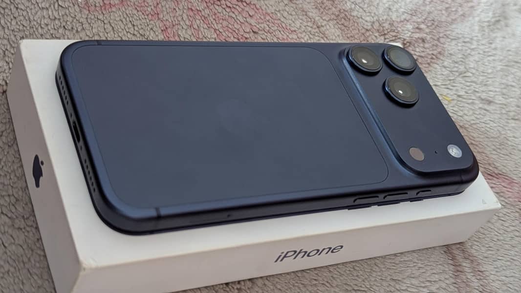Apple iPhone 17 Pro Max 1
