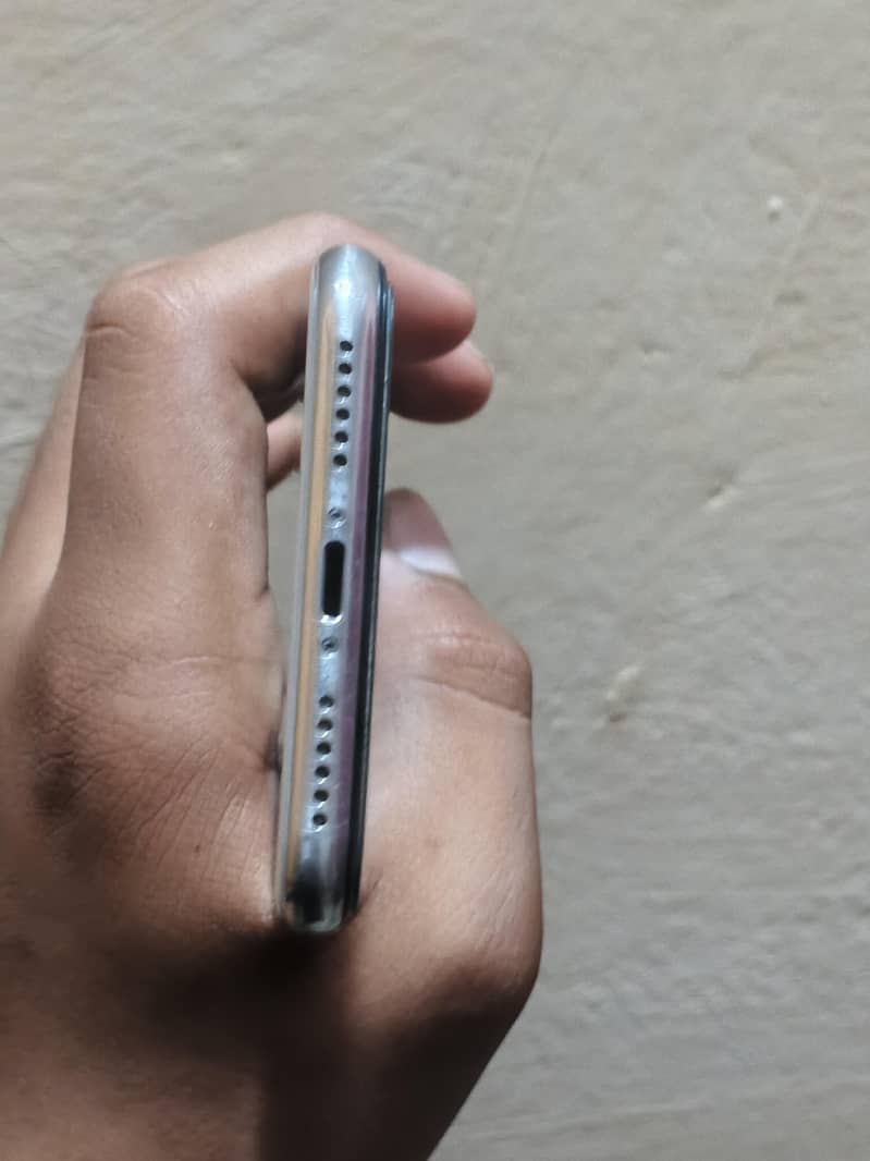 Apple iPhone X 4